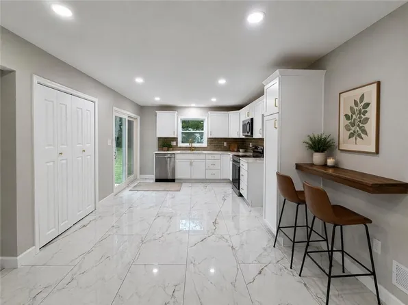 605 NE Douglas St, Lees Summit, MO 64063