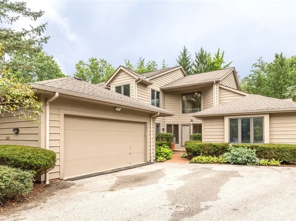 2211 Landerhaven Ct, Cleveland, OH 44124