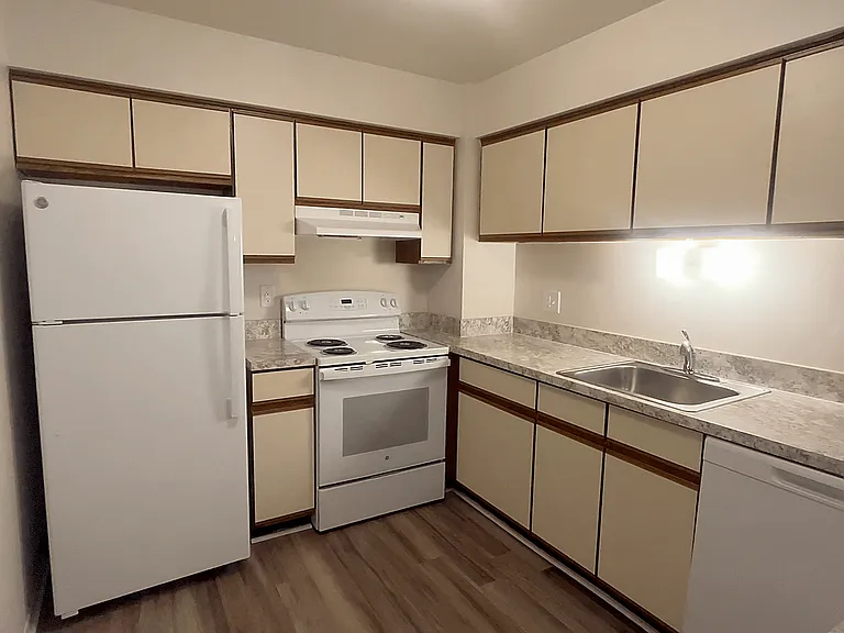 Lakeside Village Apartments — Photo 121