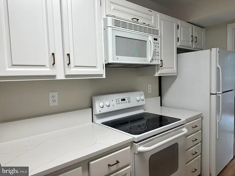 4847 Chevy Chase Dr #172 — Photo 6