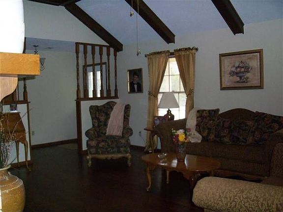 3rd image of 102 Loyola Cir