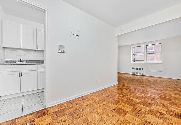 3rd image of 13520 82nd Ave APT 1H