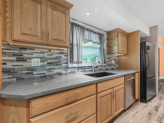 3rd image of 61 Harneywold Dr