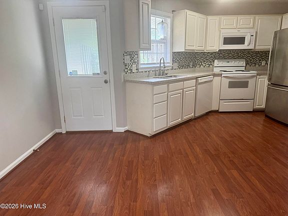 5th image of 2502 Bluff View Court #B