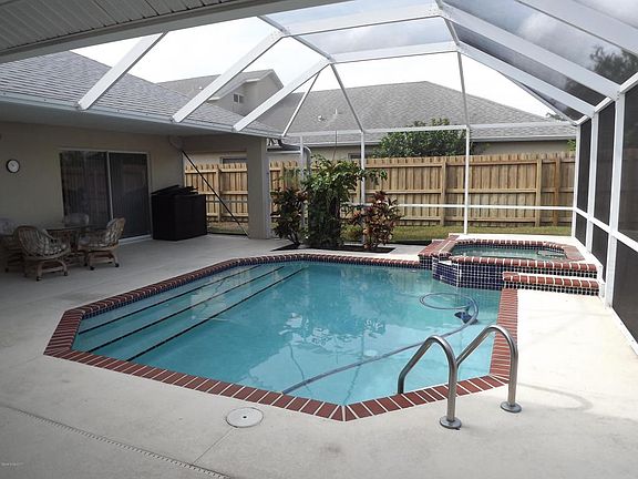 3rd image of 520 Sunset Lakes Dr