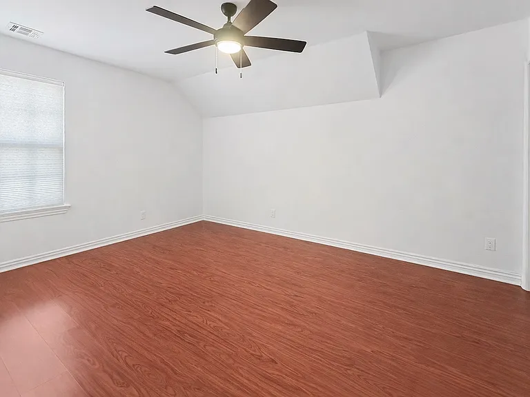 110 SE G Ct — Photo 15