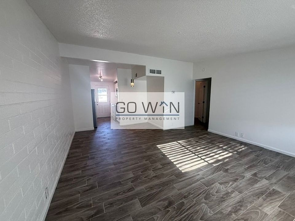 1st image of 925 W Cheryl Dr