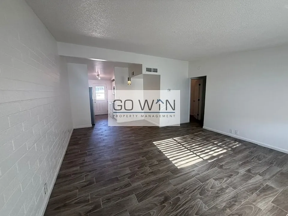 925 W Cheryl Dr