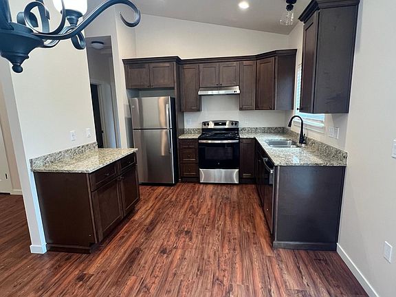 GRANITE COUNTERS IN KITCHEN