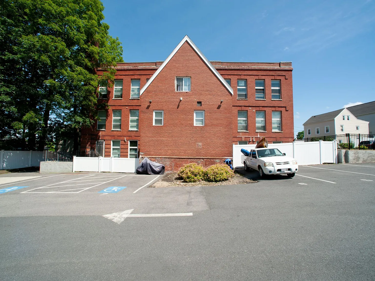 2 bed, 9999 sqft, $2,100 — Photo 4