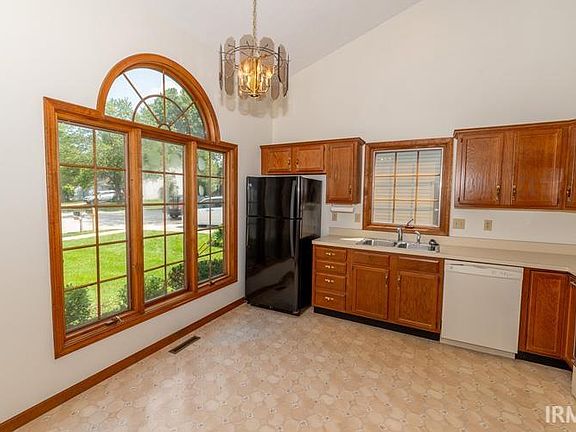 3rd image of 1911 Creekwood Dr