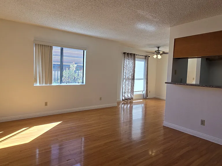 1049 Linden Ave #7 — Photo 3