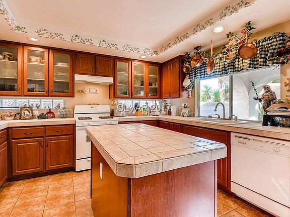 5th image of 8521 Raindrop Canyon Ave