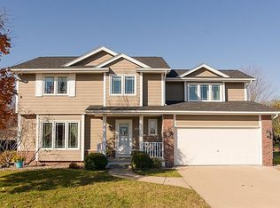 6923 Winthrop Rd NE, Cedar Rapids, IA 52402