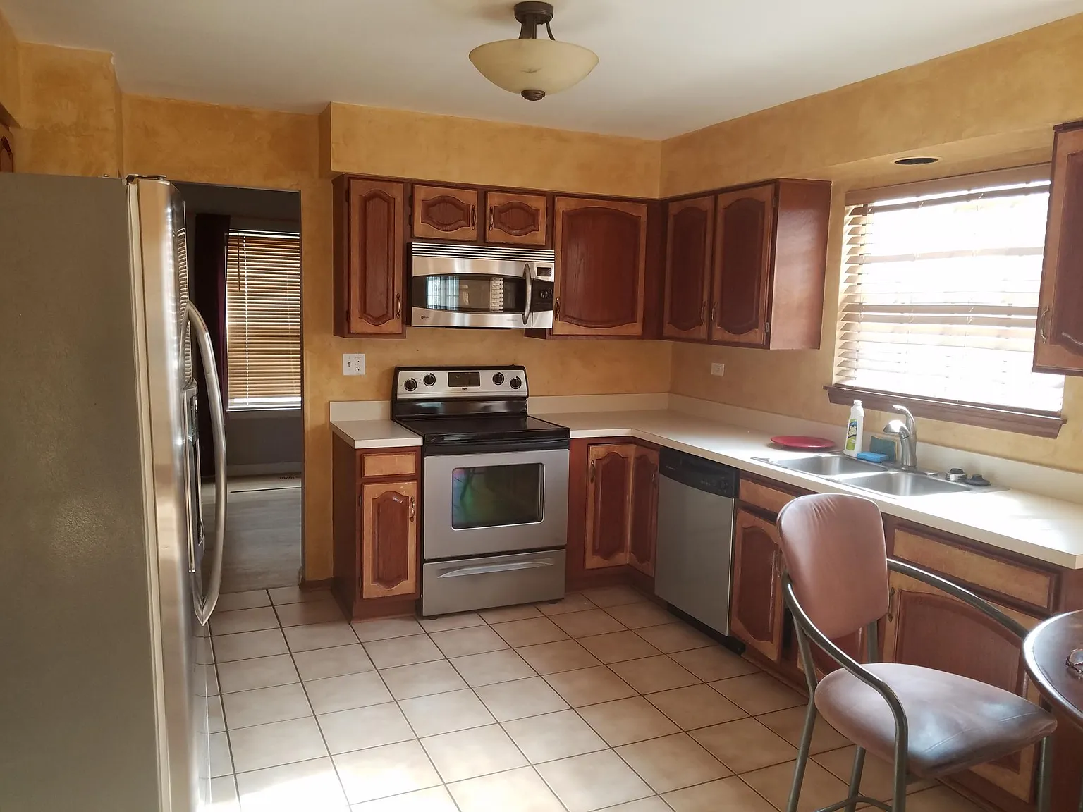 3 bed, 2.5 bath, 1743 sqft, $3,425 — Photo 3