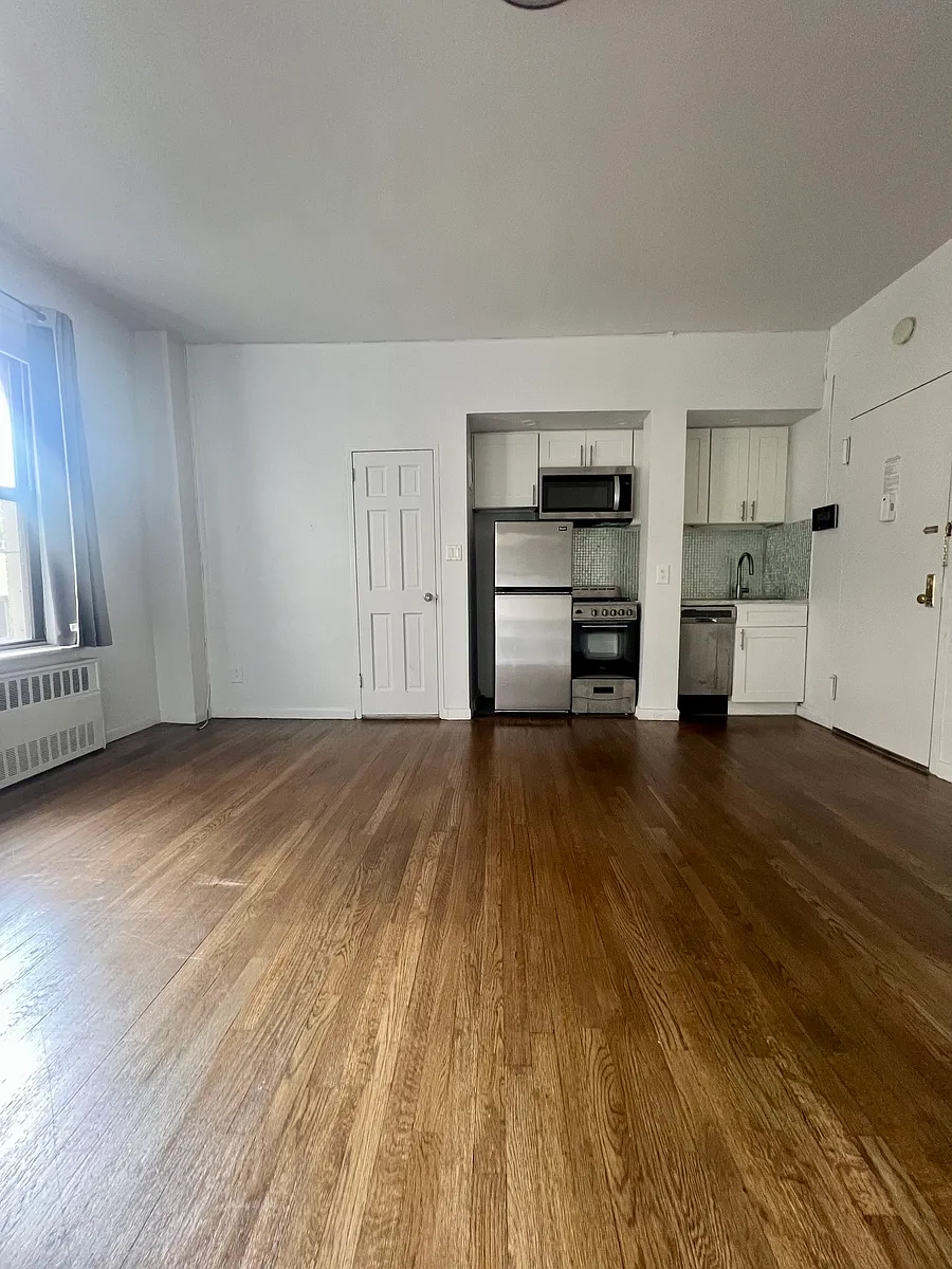 Building Photo - 35 W 64th St #8B
