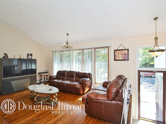 3rd image of 978 Gloucester Ct