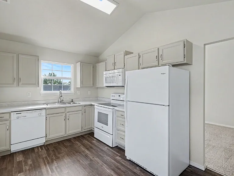 1430 Tamarisk Dr — Photo 8