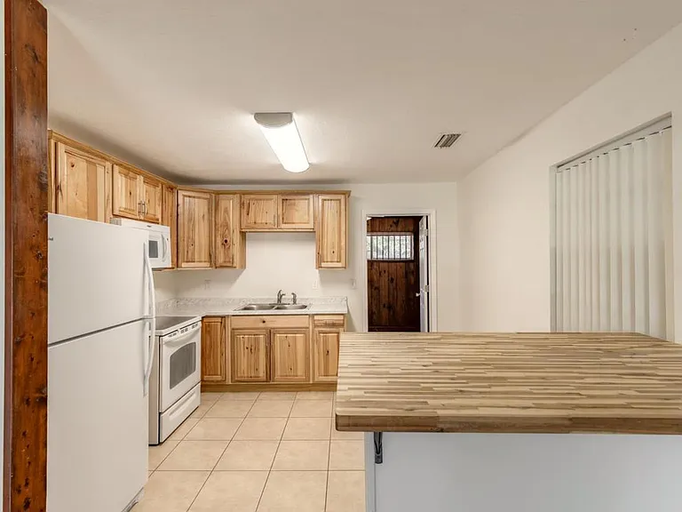 1584 Valencia Ave — Photo 7