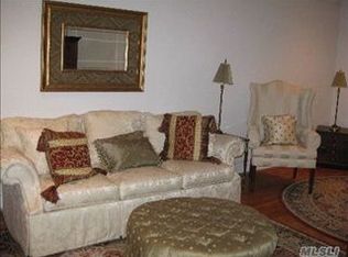 4 Maple Dr APT 2N, Great Neck, NY 11021