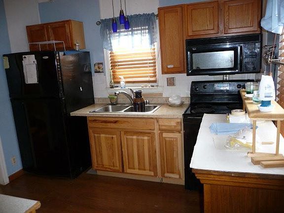 4th image of 1077 Marion St