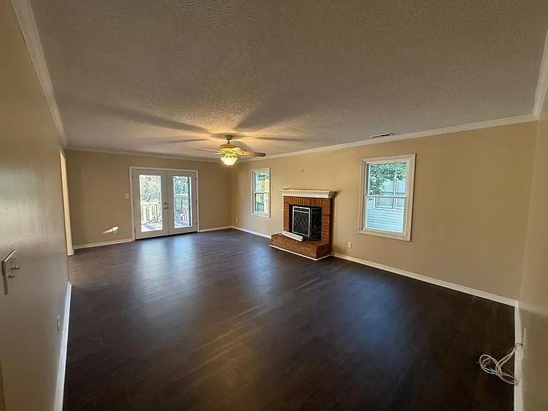 113 Suffolk Dr — Photo 3