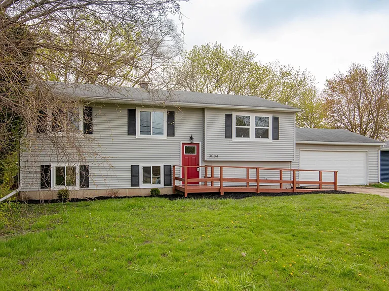3004 Nichols Rd — Photo 2