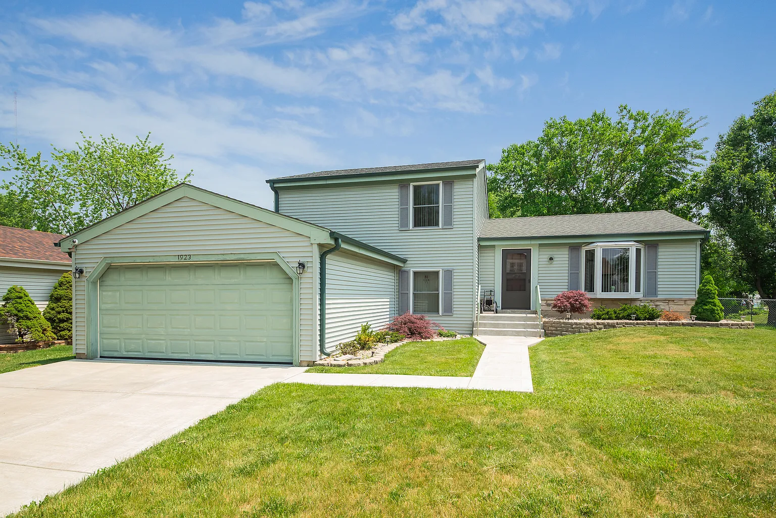 1923 Burr Oak Ln photo 1