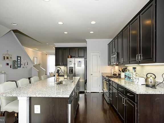 2nd image of 121 Nandina Ln