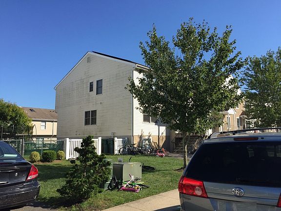 2nd image of 121 Chateau Dr