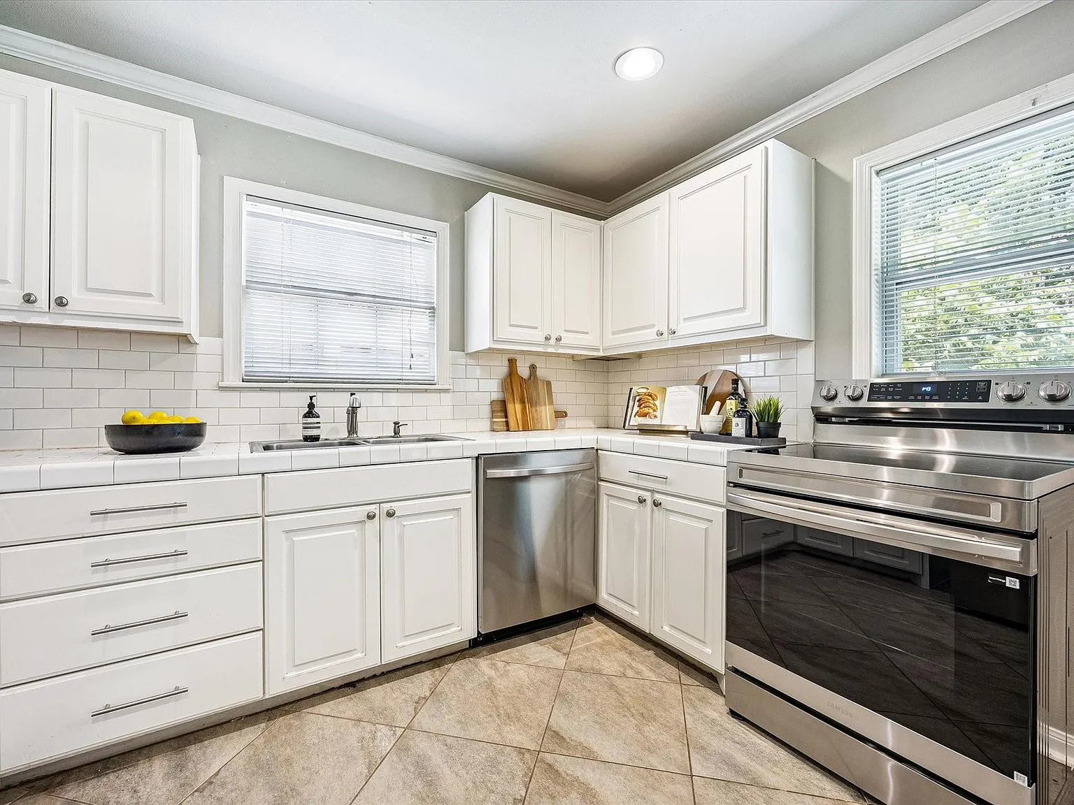 3 bed, 1.0 bath, 1236 sqft, $2,200 — Photo 3