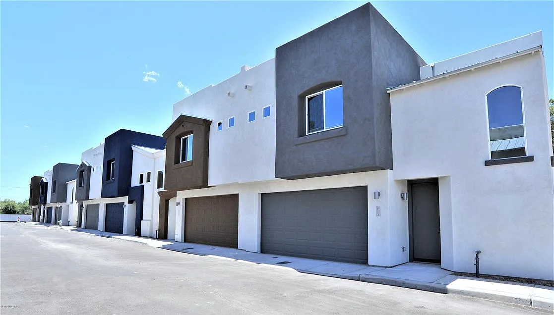 1218 E Blacklidge Dr — Photo 2