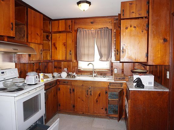3rd image of 609 W Race Ave