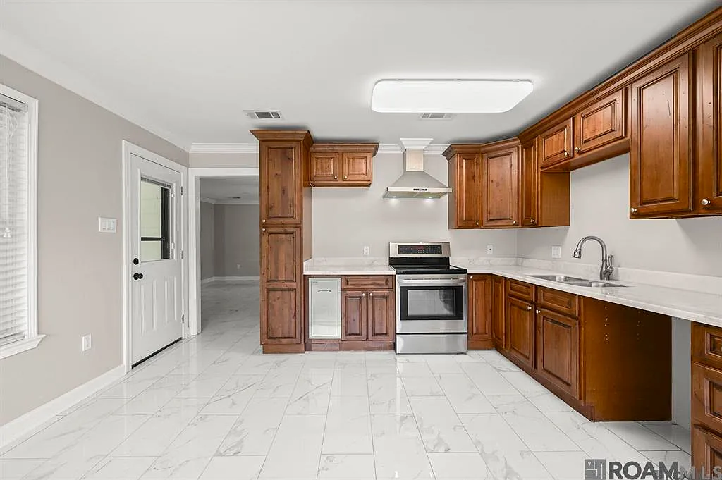 4 bed, 2240 sqft, $2,100 — Photo 3