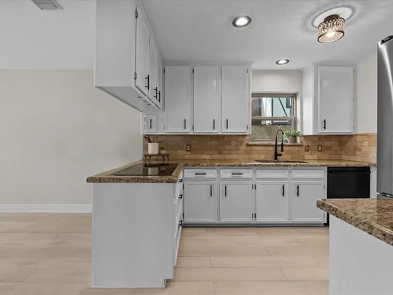 1626 Lake Bluff Dr — Photo 2