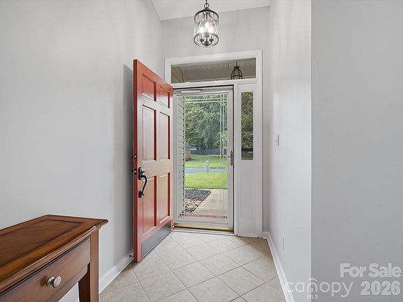 3rd image of 607 Oakbluff Cir