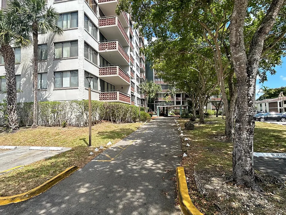 4222 Inverrary Blvd #4105