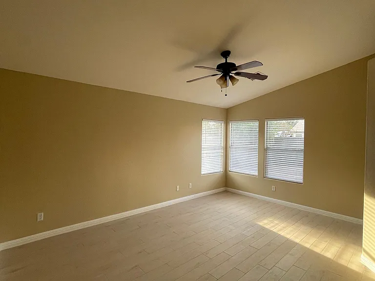 1038 W Tremaine Ave — Photo 7