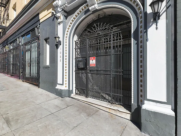 1008 Larkin — Photo 16