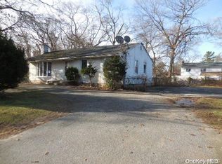 40 Saratoga Ave, West Babylon, NY 11704