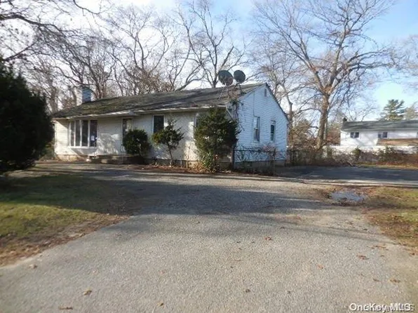 40 Saratoga Avenue, West Babylon, NY 11704