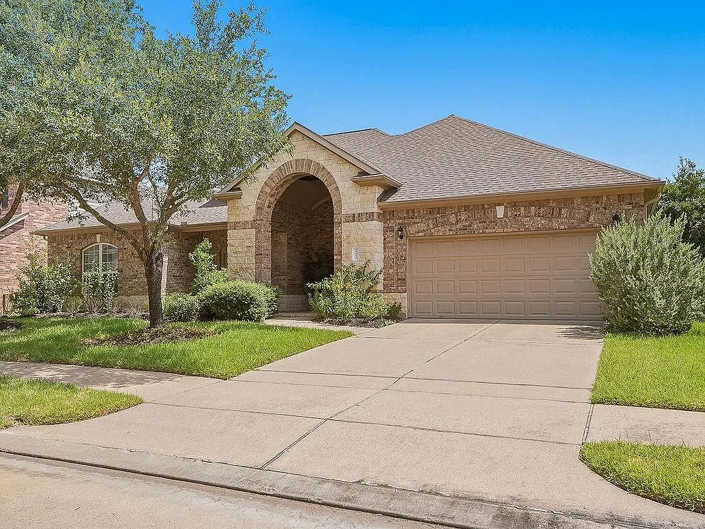 3 bed, 2.5 bath, 2412 sqft, $2,700 — Photo 2