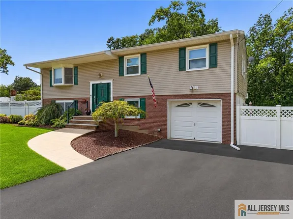 104 Pinewood Rd, Howell, NJ 07731