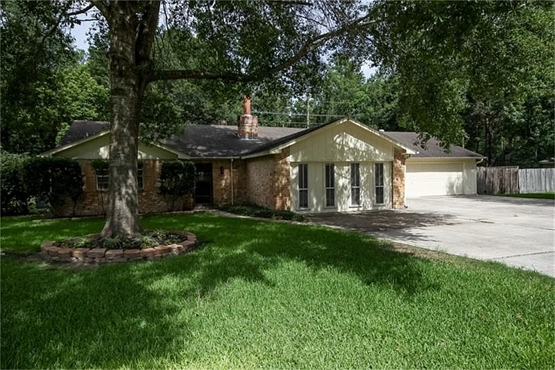 Get the country feeling with all the city amenities. The location of this home is close to shopping and restaurants and more....