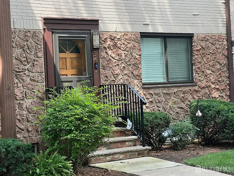 34 Kate Ln — Photo 1