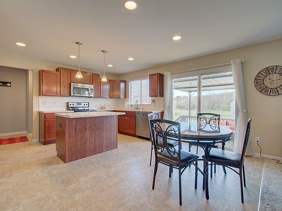 4th image of 362 University Dr