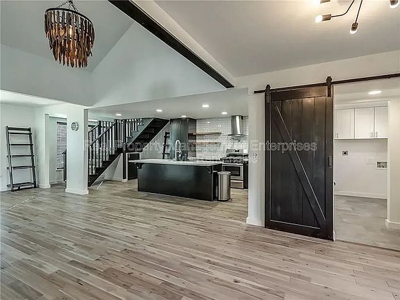 5th image of 2221 NW 34th St