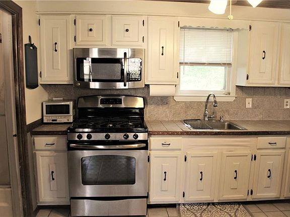 5th image of 442 Woonasquatucket Ave
