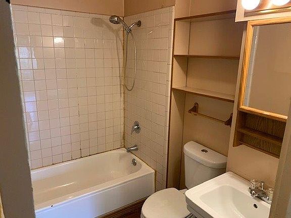4th image of 207 E Henry St