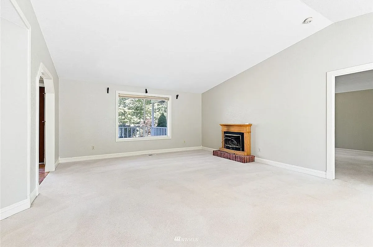 3 bed, 2.5 bath, 2070 sqft, $2,688 — Photo 3